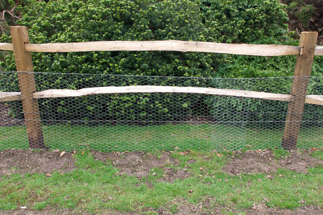 How to Build a Chicken Wire Dog Fence (8 Easy Steps)