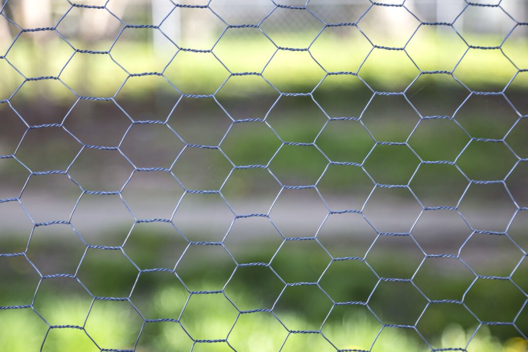 How to Build a Chicken Wire Dog Fence (8 Easy Steps)